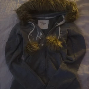 Abercrombie & fitch hoodie  - Så fin Abercrombie & fitch hoodie på sydd päls av mig, storlek S men tycker den är lite mindre och passar även någon som har xs, perfekt som en tunnare hoodie nu till våren! Skriv om ni har frågor❤️