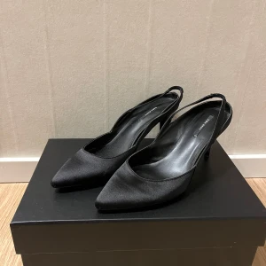 Spetsiga klackar🖤  - Superfina klackar från Zara med stretch band baktill för att de ska sitta extra bra🖤