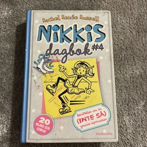 Nikkis dagbok #4 - Säljer 'Nikkis dagbok #4' av Rachel Renée Russell. Boken har en färgglad framsida med illustrationer och texten 'Berättelser om en (inte så) graciös isprinsessa'. Perfekt för ungdomar som gillar humor och dagboksstil. 📚