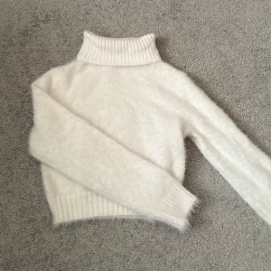 Vit stickad polotröja  - Säljer en vit stickad polotröja, den har en hög ribbad krage och har mjukt material. Storlek s aldrig använd.  Pris går att diskuteras, för fler bilder eller frågor skriv privat💕