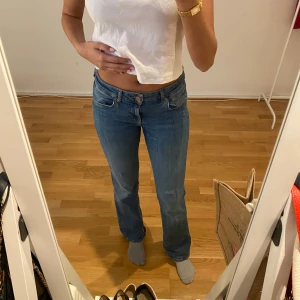 Blå jeans med bootcut - Snygga blå jeans med bootcut-stil och låg midja.  Från zara är 164/165