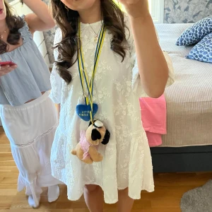 Vit blommig klänning - Säljer min studentklänning🤍Klänningen är vit med blommigt mönster och trekvartsärmar från &OtherStories. Storlek 36, mycket bra skick, eendast använd på studenten.