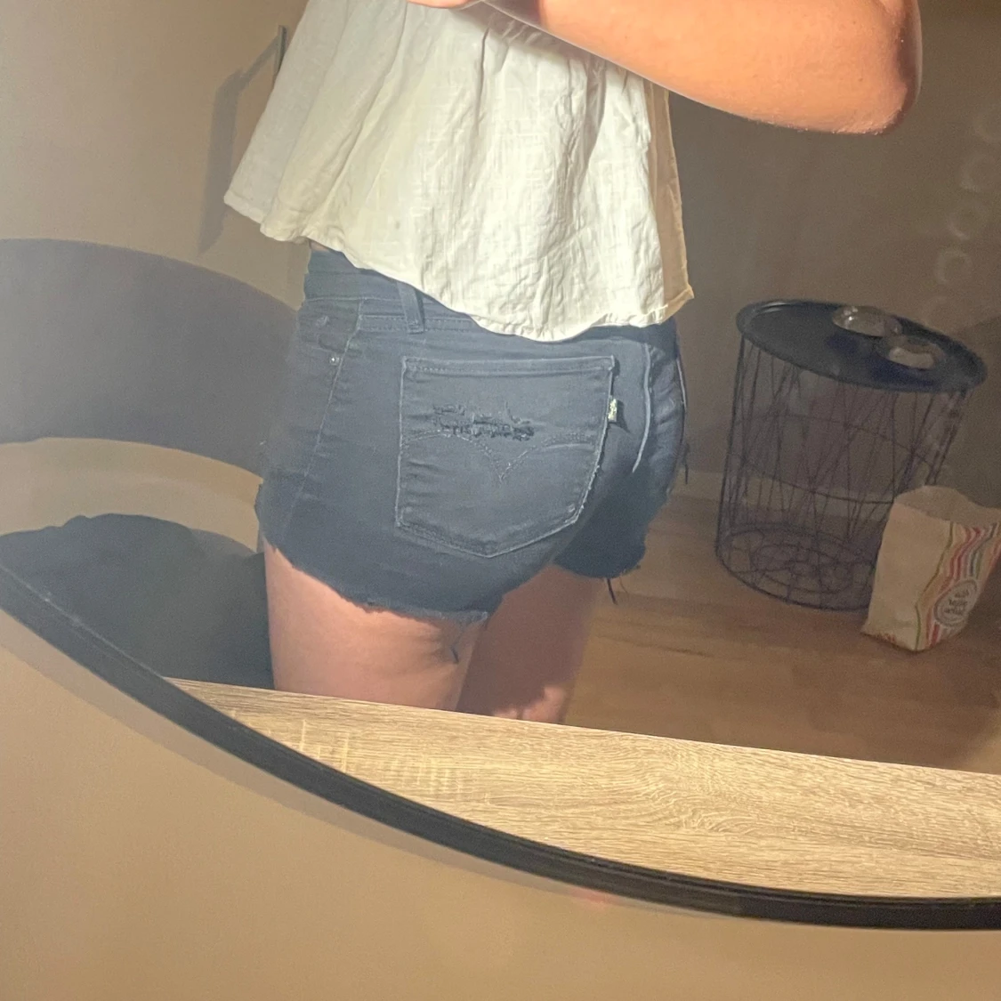 Svarta lågmidjade levis jeansshorts med slitningar - 1