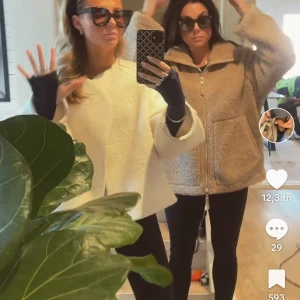 Mq vit kappa - Så så så fin vit Jacka från mq!!!!jätte populär och svår att få tag på! Perfekt vårjacka 