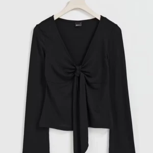 Tie front long sleeve top  - En jättefin tie front long sleeve top från ginatricot. Köpte för 300 kr säljer för 160 kr eftersom jag använt den 1 gång och kommer inte till användning, inga defekter. 
