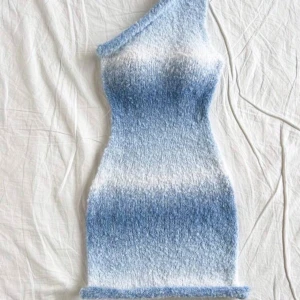 Blå och vit stickad sommar klänning - Snygg stickad klänning i blått och vitt med en one-shoulder design. Klänningen har är mjuk och jätte skön. Den är dessutom helt ny. Köpt i Bali.☺️😍