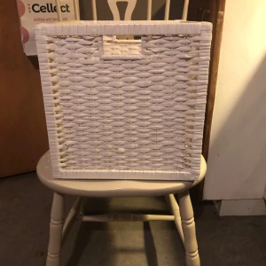Vit flätad korg - Säljer en stilren vit flätad korg som passar perfekt för förvaring. Korgen har en praktisk rektangulär form och är lätt att flytta tack vare de inbyggda handtagen. Perfekt för att hålla ordning i hemmet!