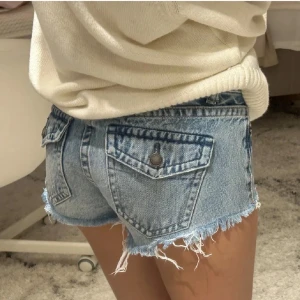 Lågmidjade shorts från P&B - Pull and bear lågmidjade jeansshorts I storlek s (36). Bild 1 och 4 är bilder på samma shorts men i en annan storlek (32). Jag kan inte få på mig 36 orna då dem är för stora. Använda men i fint skick. Använd köp nu 🙌