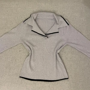 Topp - Thriftad tröja som längre inte passar min stil, har ingen lapp men kan passa S-M pga materialet