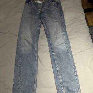 Blå jeansbyxor - Snygga blå jeansbyxor med en klassisk straight passform. De har en traditionell femficksdesign och är perfekta för en avslappnad stil. Passar bra till både sneakers och kängor.