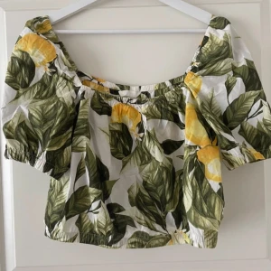 Somrig offshoulder topp - Säljer en somrig offshoulder topp. Toppen har korta ärmar och en luftig passform, perfekt för varma dagar. Den elastiska halsringningen ger en bekväm och flexibel passform.