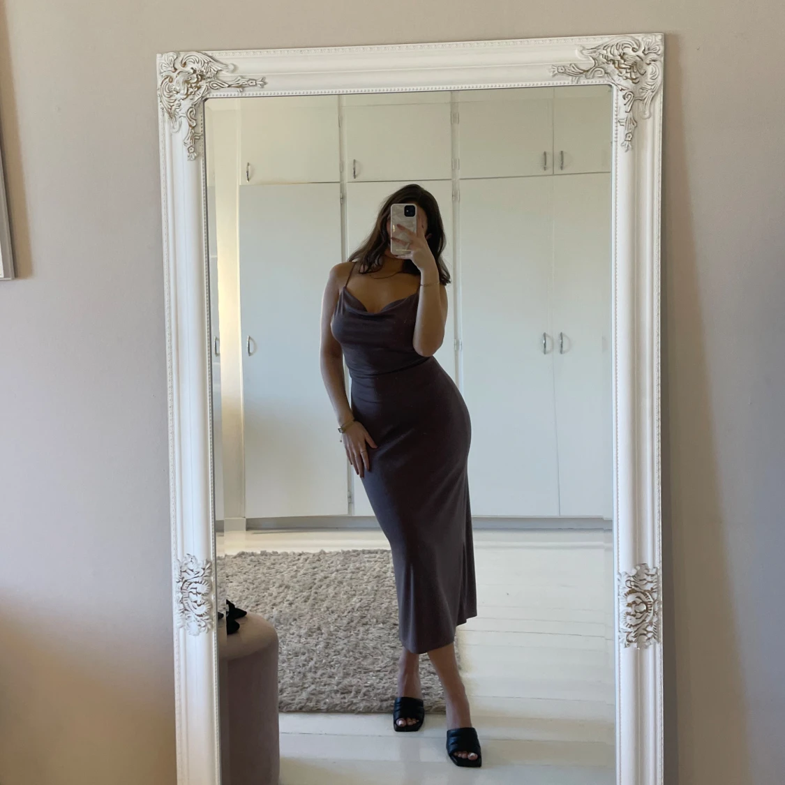 Brun klänning med draperad hals - 1