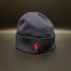 Mörkblå mössa från Polo Ralph Lauren - Ralph Lauren Mössa - Marinblå i nästan nyskick  Säljer en stilren Ralph Lauren mössa i marinblått, i nyskick. Perfekt för både värme och stil! Priset kan diskuteras vid snabb affär.  Hör av dig vid intresse!