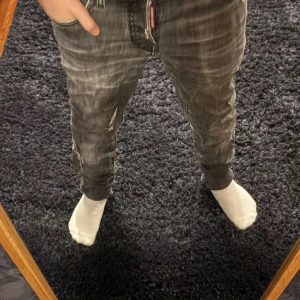 Gråa dsquared2 jeans - Ett par schyssta dsquared2 jeans med små slitningar på låret och ena knät, slitningarna på knät syns inte så bra så om ni vill se de så kom privat! Pris kan diskuteras vid köp!