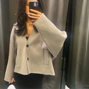 Zara kappa - Säljer denna kappa från Zara, storlek XS-M