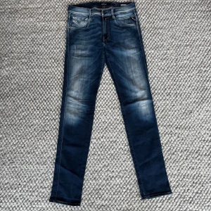REPLAY ANBASS JEANS - Replay anbass jeans - Slim fit passform - Storlek W31/L32 - Nypris runt 1800kr -  Deluxecloset