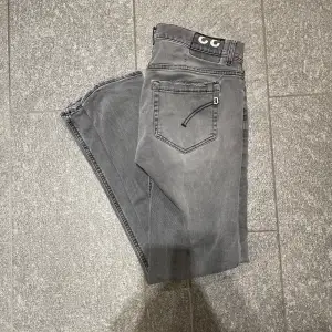 Hej! Säljer nu dessa Dondup jeans. Riktigt snygga och passar till de mesta. Modellen är George, alltså smalare passform. Självklart äkta. Bra skick utan större defekter som påverkar användningen. Storleken är 33. Hör av dig vid frågor eller funderingar!