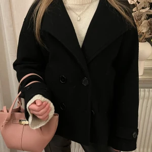 SVART KAPPA - Den jättesnygga och populära kappan från design by si!!!!🤤🤤💖💖💖 HELT OTROLIG🔥 perfekt nu till våren!!