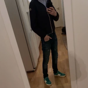 Mörkblå jacka från Moncler - Säljer en stilren mörkblå jacka från Moncler med dragkedja framtill. Jackan har långa ärmar och en klassisk passform. Perfekt för en cool och avslappnad look.