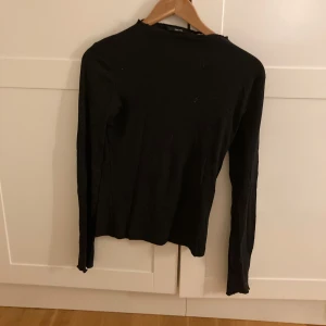 Svart ribbad boatneck topp - Jättefin från Vero moda ❤️