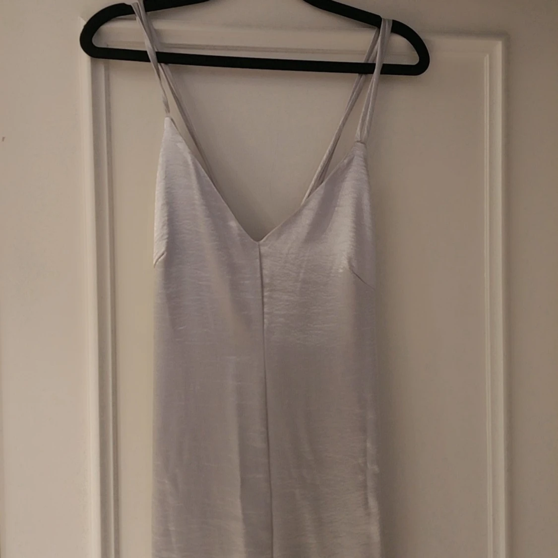 Silverfärgad klänning med smala axelband - 1