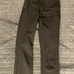 Snygga kostymbyxor. - Snygga svarta kostymbyxor från BikBok i en klassisk stil. De har en rak passform och är perfekta för en stilren look. Byxorna är tillverkade i ett bekvämt material och har en enkel design utan extra detaljer. Något tajta i midjan så funkar även för XXS.