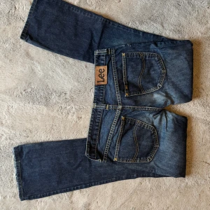 Lågmidjade Lee jeans - Snygga mörkblå lågmidjade jeans från Lee💕