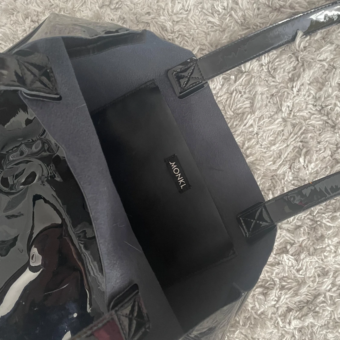 Svart glansig väska från Monki - 2