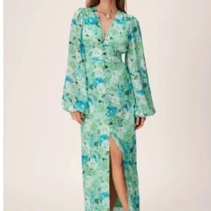 Adoore klänning - Grön lång  adoore klänning! Slutsåld på hemsidan 🙌Storlek 36! Endast andvänd 1 gång