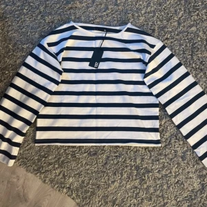 Randig långärmad topp från 157 - Säljer en randig topp från 157 i storlek XS med snygga vida armar. Aldrig använd och lappen kvar! 