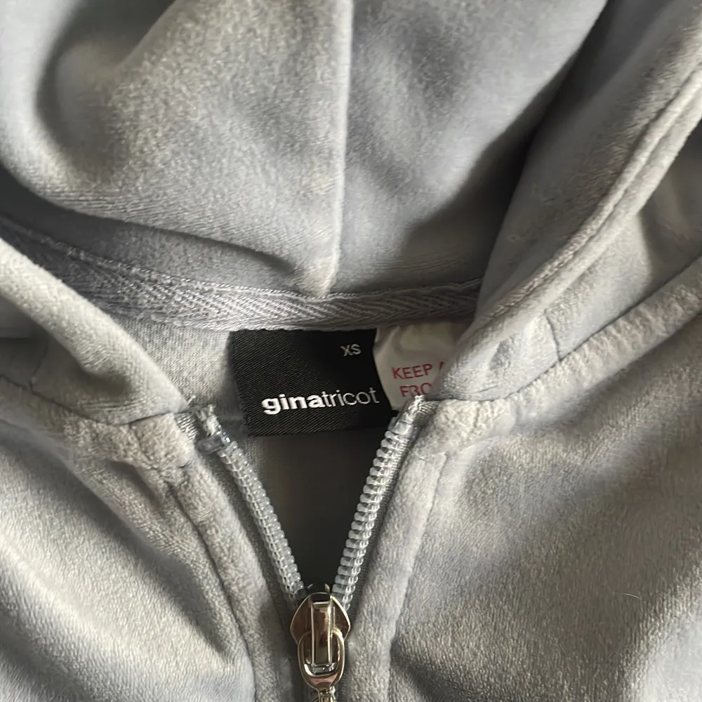 Säljer en ljusblåhoodie med dragkedja och matchande byxor från Gina Tricot. Hoodien har en praktisk ficka framtill och en bekväm huva. Perfekt för en avslappnad stil. 🩶. Neuletakit & Villapaidat.