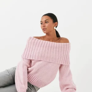 Ginatricot- Rosa stickad offshoulder-tröja - Säljer en superfin rosa stickad tröja med offshoulder-design. Tröjan har en bred ribbad kant vid halsen och långa ärmar. Perfekt för en mysig och stilren look. Passar bra till både jeans och kjol. 💖Både denna och den grå är helt nya och har inte använt eftersom den är jätte liten på mig!