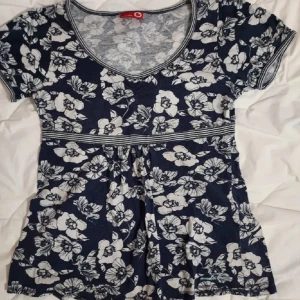 jättesöt blommig top - söt blomming tröja, lite babydoll stil, köpt här på plick, säljer då den inte kommer till användning, pris går att diskutera 💗