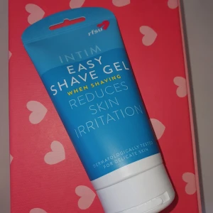 Shave Gel - RFSU Intim Easy Shave Gel är en rakgel speciellt framtagen för intimrakning. Den blå tuben innehåller 150 ml och är dermatologiskt testad för känslig hud. Gelen minskar hudirritation och gör rakningen smidigare. Helt ny och oanvänd!