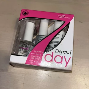 Depend 7day Starter Kit - Depend 7day Starter Kit innehåller allt du behöver för att skapa en hållbar och glansig manikyr med gelkänsla. Perfekt för dig som vill ha salongskänsla hemma. Lätt att applicera och ta bort. Helt ny! Den har legat i en låda med geléer som tyvärr läckt så förpackningen har fått gele på sej som tyvärr lämnat avtryck. Men inget som stör!