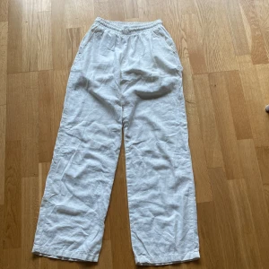 Vita linnebyxor - Snygga vita linnebyxor med elastisk midja och avslappnad passform. Lindex, storlek 170. Material: 55% linne, 45% viskos. Lite använda.