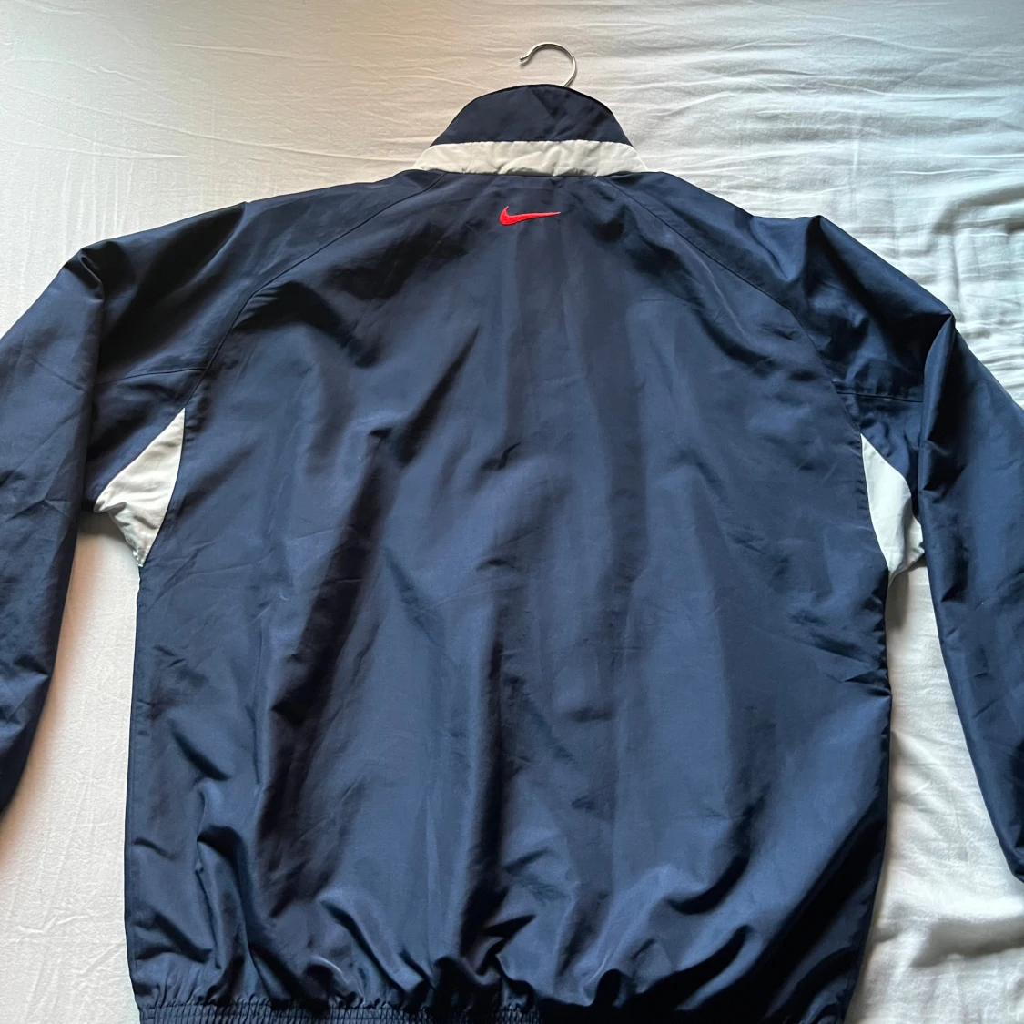 Vintage blå och vit windbreaker från Nike - 1