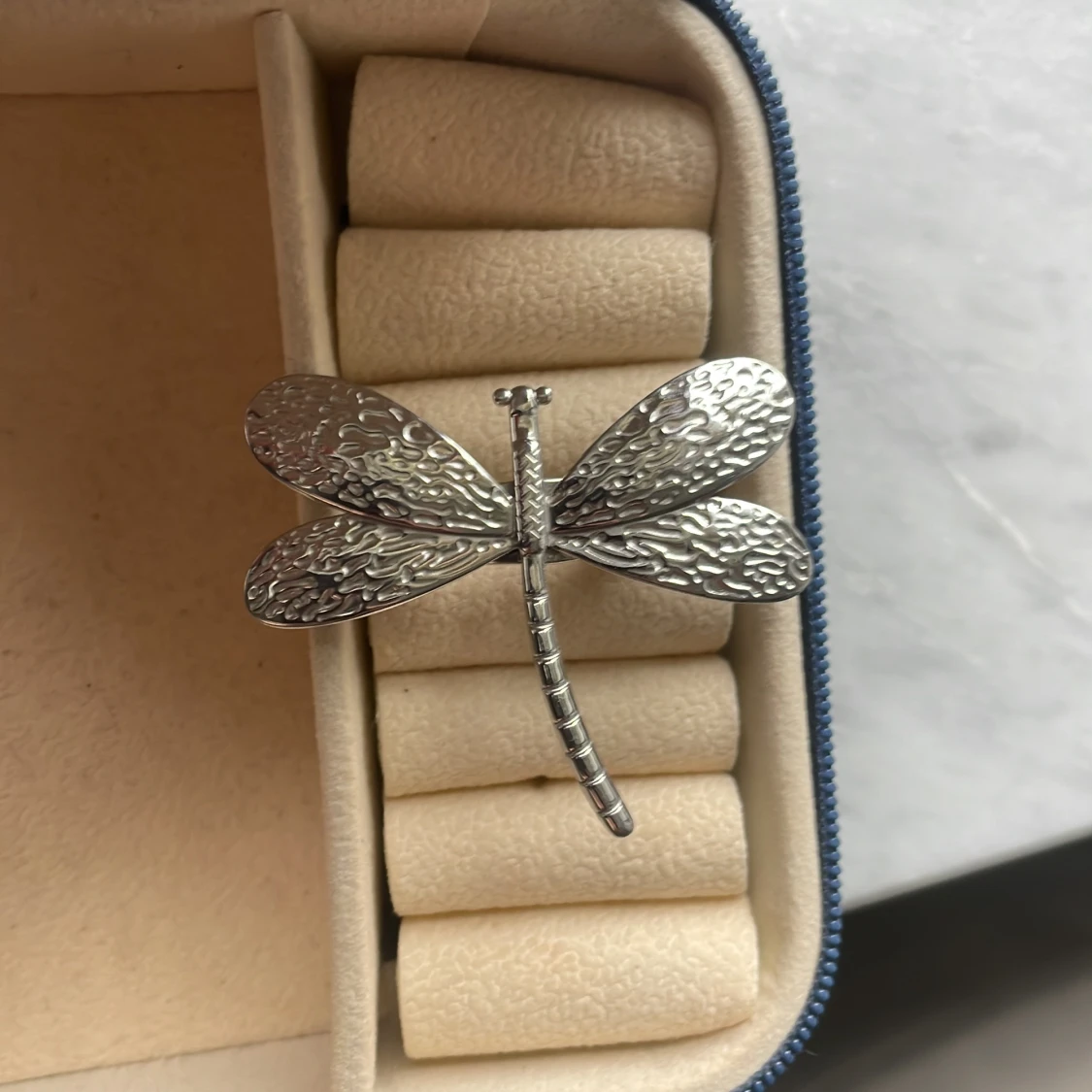 Silverfärgad trollslända ring