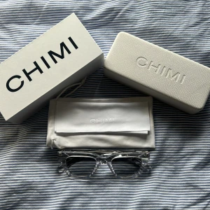 Transparenta solglasögon från CHIMI - Snygga Chimi i model 11 clear!  Dem är använda ett fåtal gånger så dem är som nya. Alltså inga defekter eller liknande! Perfekta nu när våren är snart här!😝💕Ny pris är 1 400kr 