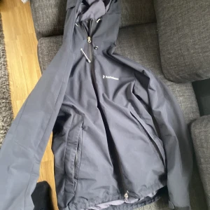 Svart vindjacka från Peak Performance - Säljer en svart vindjacka från Peak Performance i storlek L. Jackan har jag haft i ägo i några veckor men aldrig använt den, bara prövat på den, inga defekter alls. Pris kan diskuteras vid smidig affär