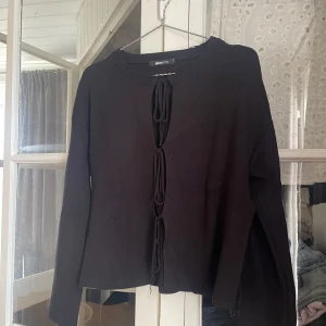 Tröja med knytning  - Knappt använd, från Gina 