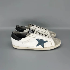 Golden goose super star - Säljer mina tvärsnygga vita sneakers från Golden goose. Säljer de då de inte kommer till så mycket användning. Hör av er vid minsta fundering 