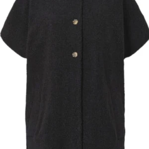 Svart teddyjacka med knappar - Mysig svart teddyjacka med korta ärmar och knappar framtill. Perfekts för att hålla sig varm och stilren under kyliga dagar. 