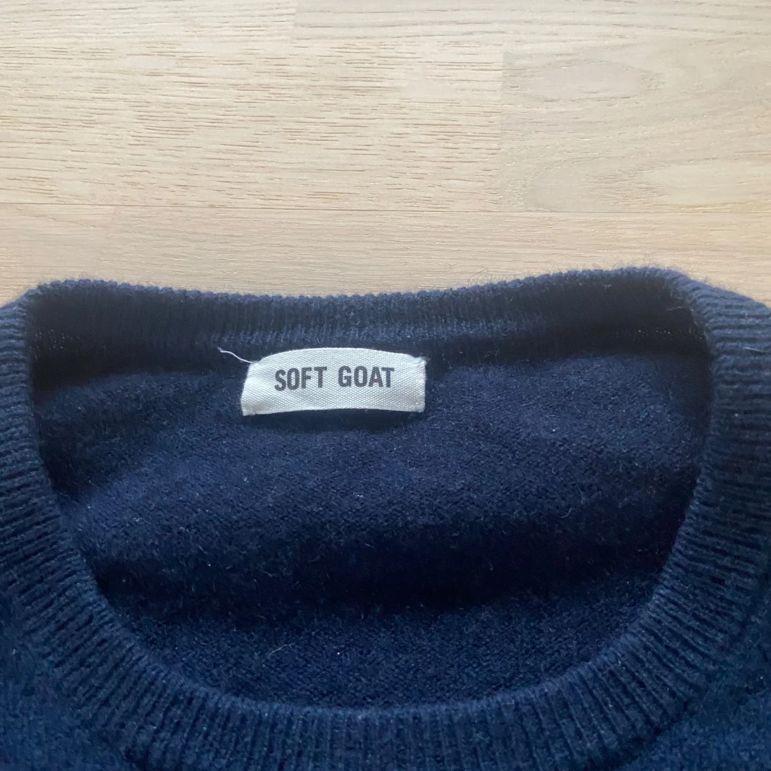 Mörkblå kashmirtröja från Soft Goat - 2
