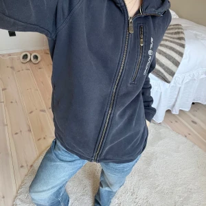 Sail Racing zip hoddie med luva  - Säljer en Sail Racing zip hoddie med luva i väldigt fint skick. Använd ett flertal gånger men har tagits hand väl. Storlek 170 i barn men passar även storleken under. 