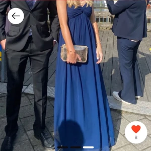 Mörkblå långklänning - Elegant mörkblå långklänning med off shoulder design och fint mönster över bysten. Perfekt som balklänning eller vid andra speciella tillfällen. Jag är 171 cm lång och den når sitter jättebra vid fötterna!💕Den första bilden är inte min men de två andra är mina