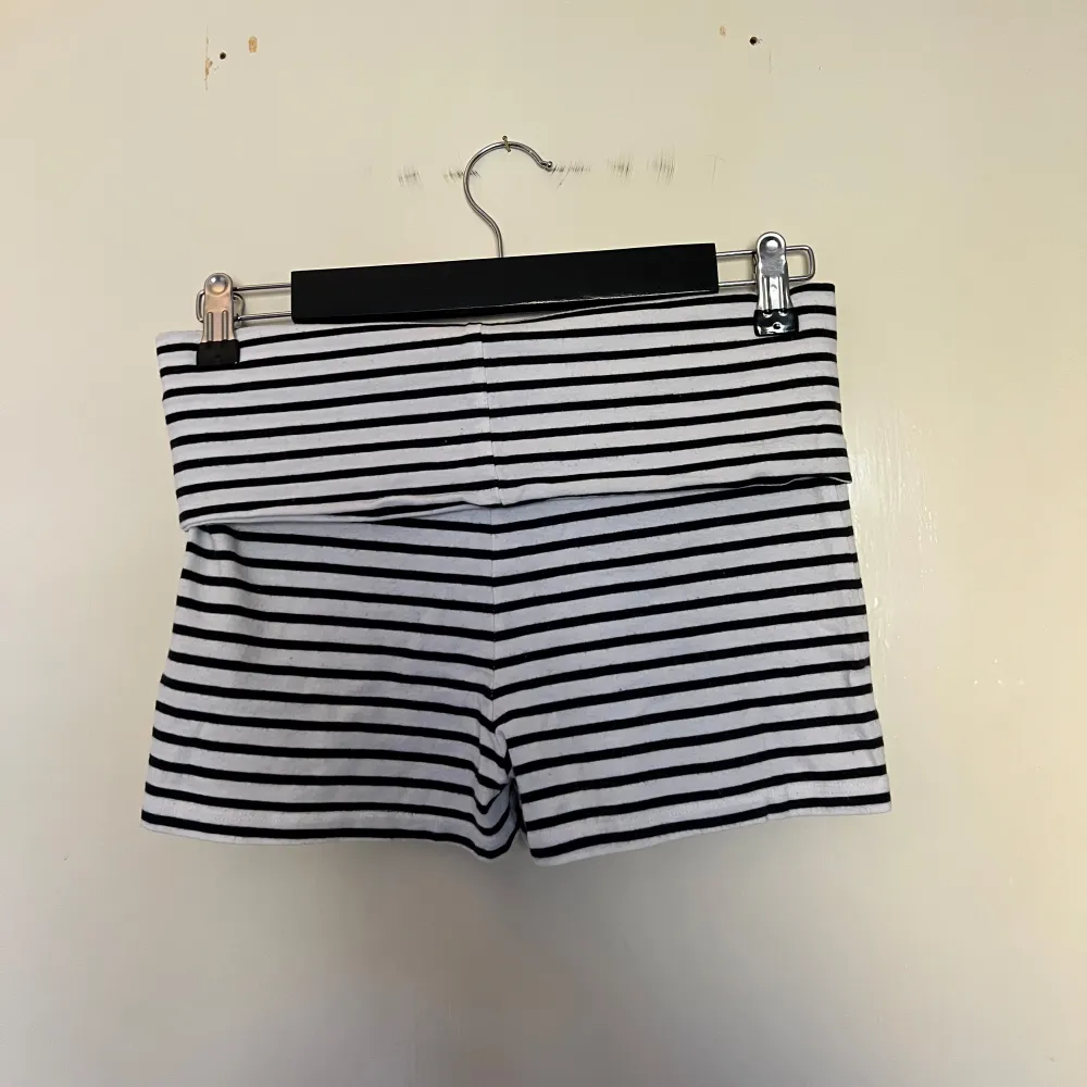 Snygga svartvita randiga shorts från Gina Tricot. Perfekta för en avslappnad stil med en elastisk midja för extra komfort. Passar bra till sommarens varma dagar. Gina Young storlek 158/164 men passar som Xs/s.. Shortsit.