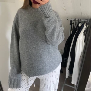 Grå stickad tröja från H&M - Mysig grå stickad tröja från H&M med relaxed fit, säljer pågrund av att den aldrig kommit till användning!❤️