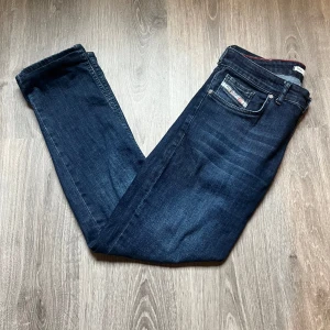 Diesel jeans - Snygga mörkblå jeans från Diesel  i storlek w31 l31. Den har inga defekter, den är sparsamt använd. Passar bra till alla årstider. Skriv ifall ni vill ha mer bilder, pris kan diskuteras😊