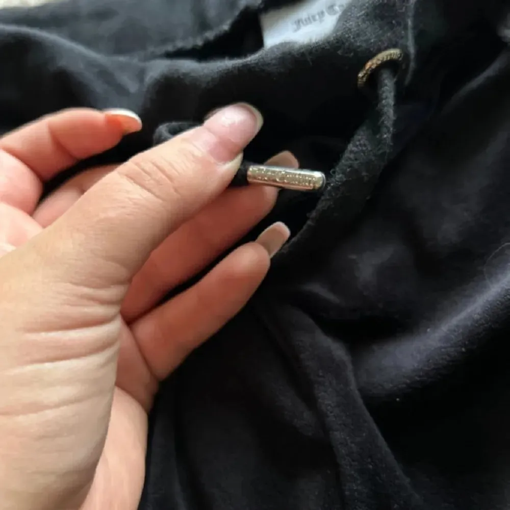 Nyskick,Använda 1 ggr, uppsydda ner till passar mig som är ca 160. Ge gärna prisförslag nypris 899. Köpa från kidsbrandstore. STORLEK 170/176. Farkut & Housut.